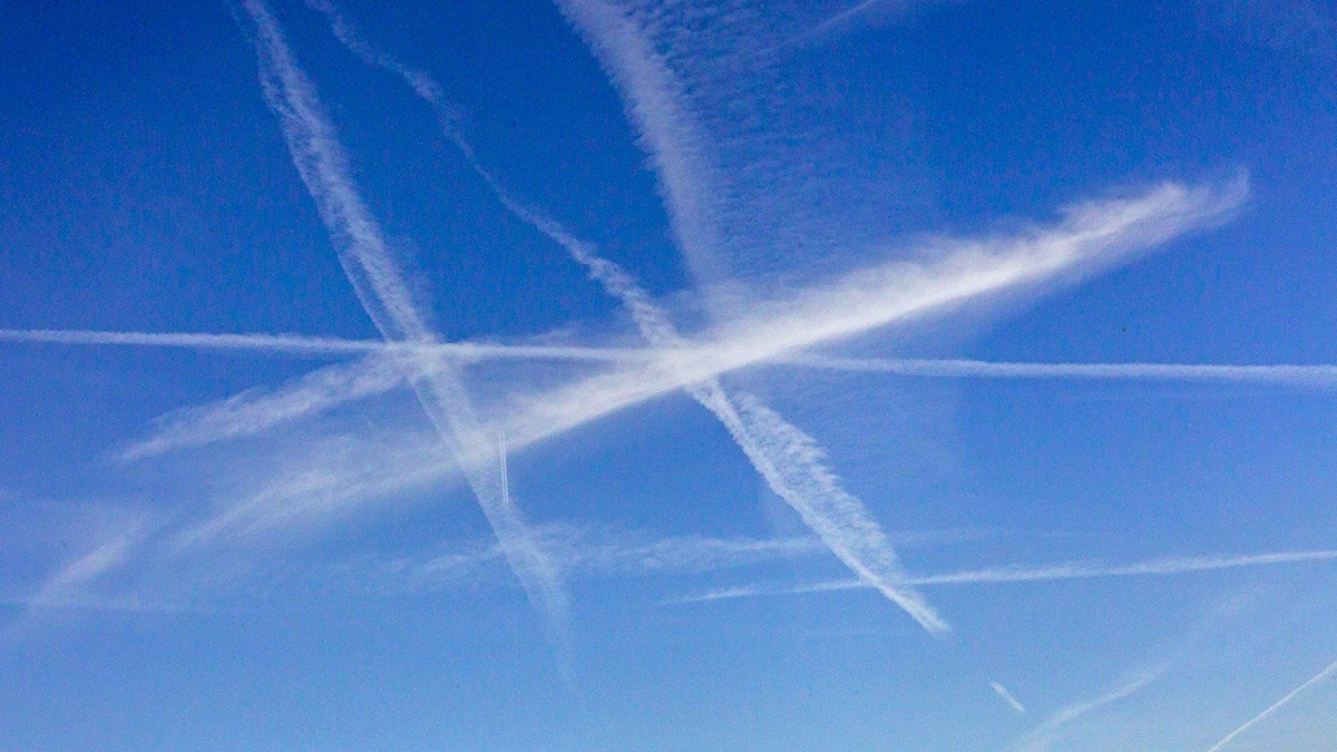 Aircraft contrails